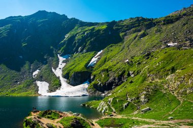 Göl Balea Fagaras Dağları'nın. çimenli tepelerde kar son parçaları. Romanya'nın güzellik