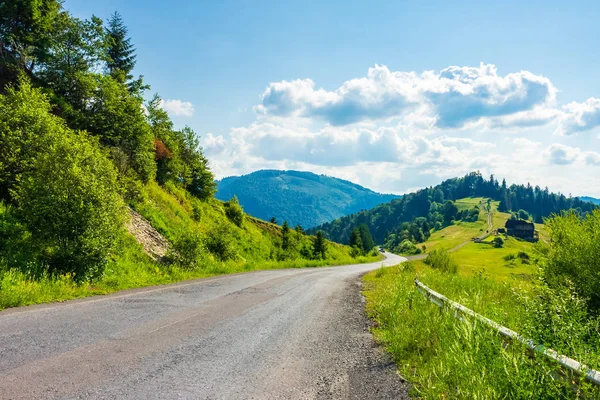 Estrada Através Área Rural Montanhas Bela Paisagem Verão Conceito Viagem — Fotografia de Stock