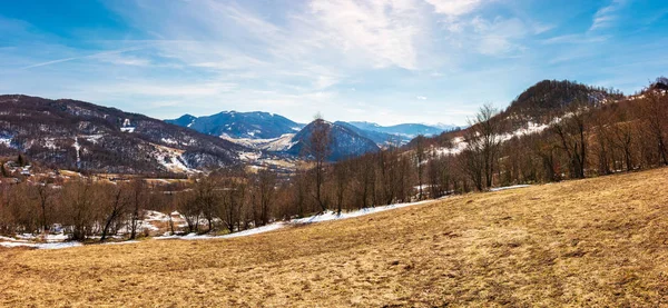 Panorama Över Bergiga Landskapet Våren Avlövade Träd Och Väderbitna Gräs — Stockfoto