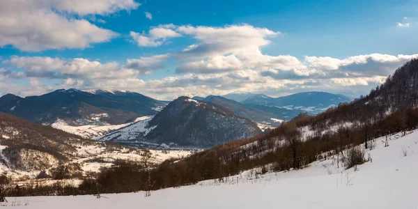 Kış Kırsal Kesimde Dağları Panoraması Muhteşem Doğa Ile Harika Güneşli — Stok fotoğraf