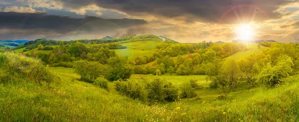 Beautiful Countryside Panorama Springtime Sunset Grassy Hills Meadows Trees Green — Stock Photo, Image