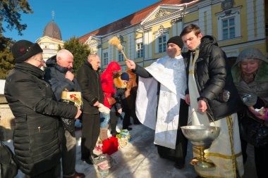 Uzhgorod, Ukrayna - Jan 19, 2019: Yunan Katolik epiphany Katedrali törenle. Rahip etrafında insanlar sanctifies