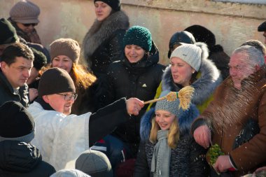 Uzhgorod, Ukrayna - Jan 19, 2019: Yunan Katolik epiphany Katedrali törenle. Rahip etrafında insanlar sanctifies