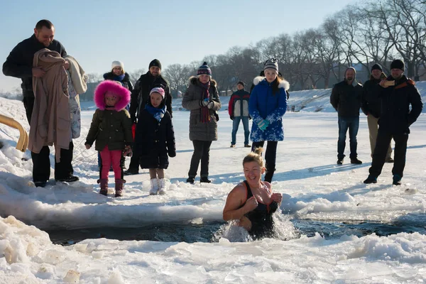ウージュホロド ウクライナ 2019 ギリシャのカトリック Epiphany 冬の水泳 氷漬に参加する女性 群集が氷冷凍川に立っている間プロセスを観察します — ストック写真