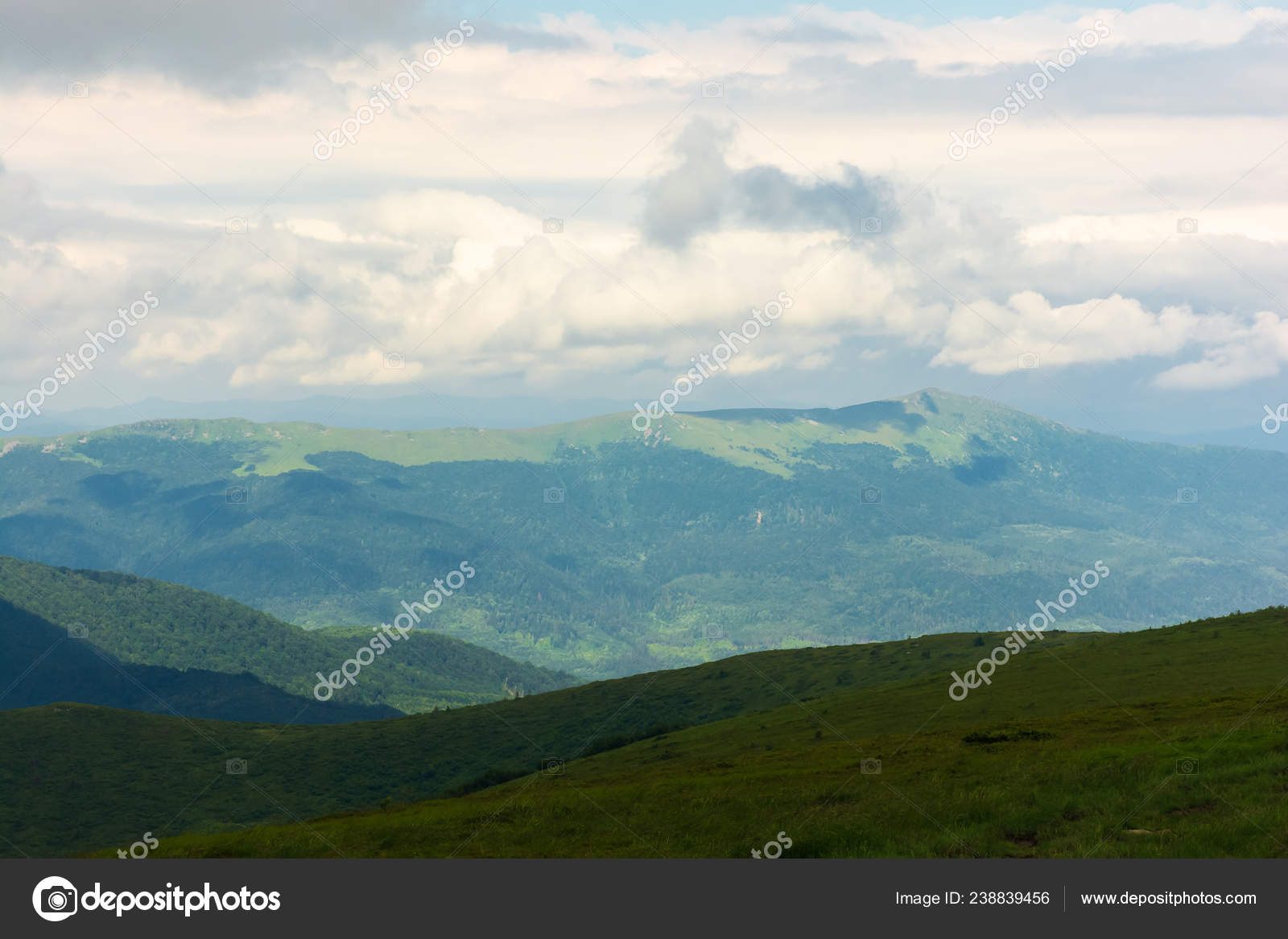 Lointaine Crete Montagne Dans Les Nuages Beau Paysage Ete Avec Photographie Pellinni C 238839456 https fr depositphotos com 238839456 stock photo distant mountain ridge clouds beautiful html