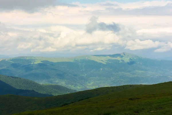 Vzdálených Horský Hřbet Mracích Krásné Letní Krajina Oblačné Počasí — Stock fotografie