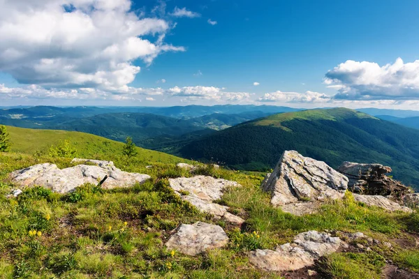 Krásné Horské Krajiny Nádherný Pohled Údolí Vzdálené Načechraný Mraky Obloze — Stock fotografie