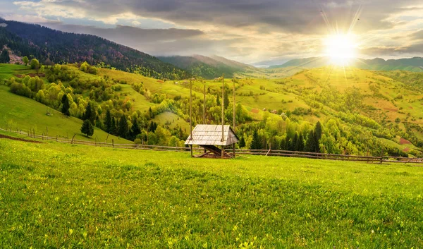 Fieno Capannone Campo Erboso Montagna Bellissimo Paesaggio Campagna Primavera Tramonto — Foto Stock