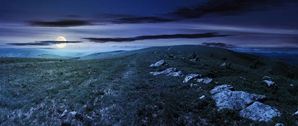 満月の光で夜の美しいカルパティア高山草原のパノラマ 素晴らしい夏の風景 丘の端に石 — ストック写真