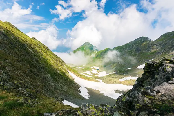 Borde Del Acantilado Rocoso Del Valle Fagaras Hermoso Paisaje Montañas — Foto de Stock