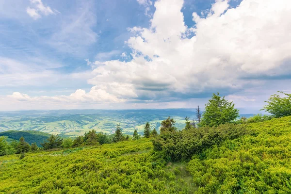 从草山到山谷的景色 山中美丽的夏日风光 蓝天上的动态云景 — 图库照片