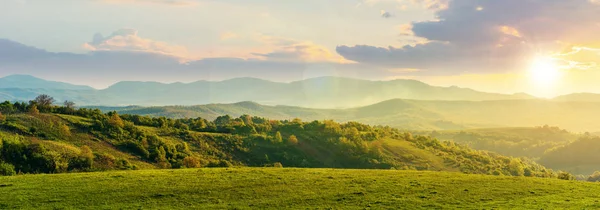 Romanya Kırsal Akşam Bir Işık Gün Batımında Panoraması Dağlarda Harika — Stok fotoğraf