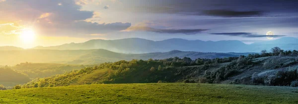 白天和晚上的时间变化以上的罗马尼亚农村全景 美妙的春天景观在山上与太阳和月亮 草地和起伏的丘陵 乡村风光 — 图库照片