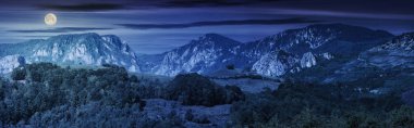 kırsal gece dolunay ışık muhteşem panoraması. Romanya'nın güzel manzara. kırsal alan çevre tepelerde. kayalar, uçurumlar ve gorge uzak ridge.