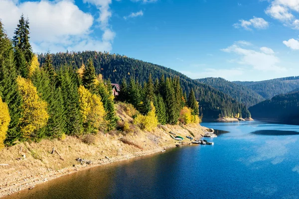 Водосховище гірського озера восени — стокове фото