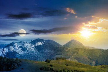 gece gündüz zaman değişim kavramı kayalık oluşumlar ile Dağları yukarıda. otsu çayır, ormanlık tepeler ve büyük uçurum. Harika doğa manzara. bahar güneş ve ay ile güzel havalarda