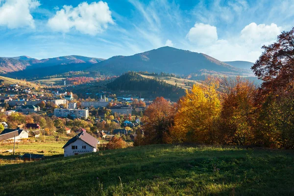 Landschaft Schöner Herbstabend Den Bergen Kleinstadt Weit Entfernten Tal Bunte — Stockfoto