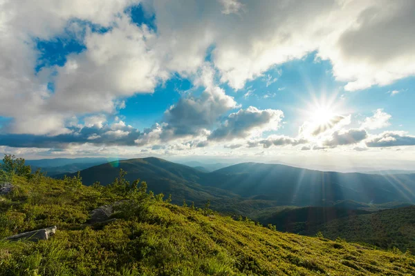 Cenário Montanha Verão Pôr Sol Pedras Prado Gramado Cume Distante — Fotografia de Stock