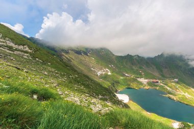 Romen Karpatlar yaz saati. fagaras Dağları'nın güzel manzara. Valley Gölü balea aşağı. bulut ridge yaklaşıyor. Saua Caprei eğimi görüntülemek