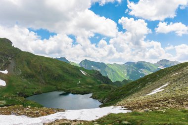 Romen Karpatlar yaz saati. fagaras Dağları'nın güzel manzara. Valley Gölü capra aşağı. kabarık bulutların üzerinde sırt. Saua Caprei eğimi görüntülemek
