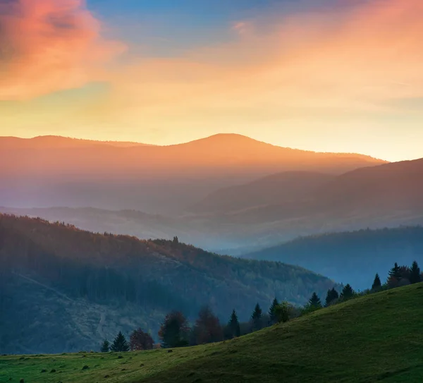 Krásná Podzimní Příroda Horách Při Západu Slunce Rudá Oblaka Obloze — Stock fotografie