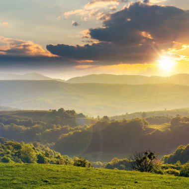 Romanya kırsalının yeşil tepeler