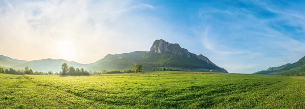 Panorama över landskapet vid Sol uppgången — Stockfoto