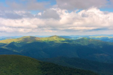 bulutlu gökyüzü ile dağ manzarası