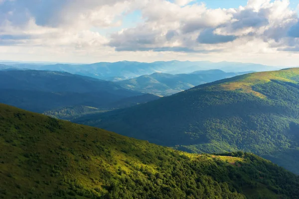 Hermoso paisaje de montaña en la tarde de verano —  Fotos de Stock