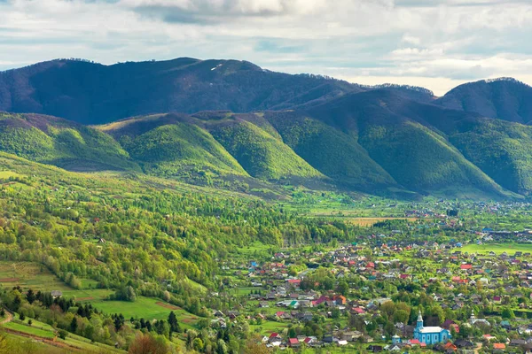 Гористая местность весной — стоковое фото