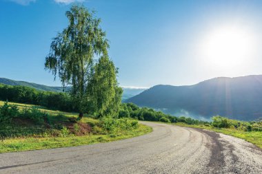 dağlarda kırsal yol olsa