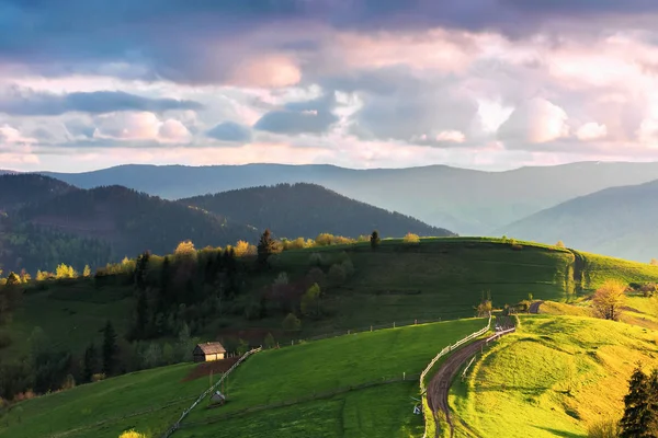 Bergige Landschaft im Abendlicht — Stockfoto