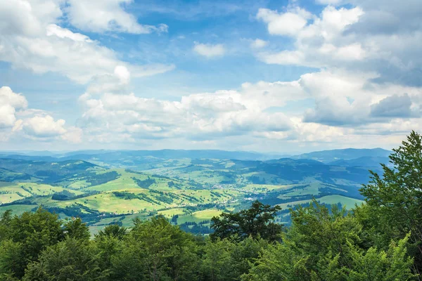 Bellissimo paesaggio montano in estate — Foto Stock