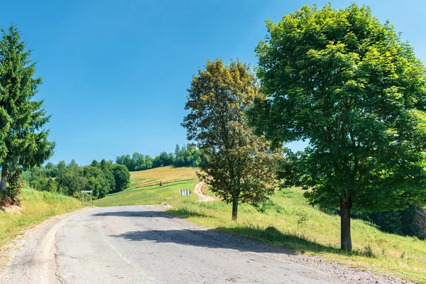 Straße durch die Landschaft in den Bergen — Stockfoto