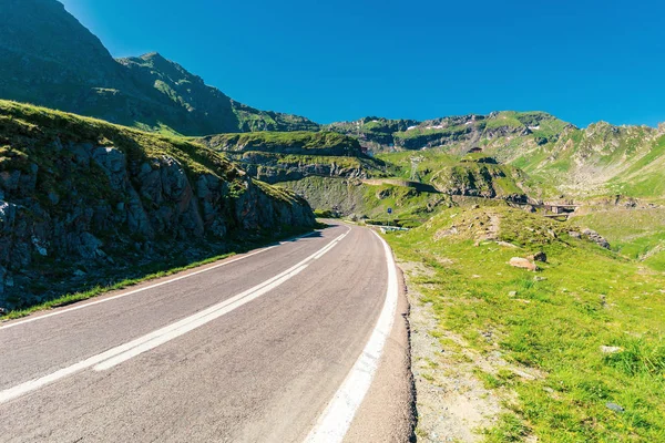 Camino transfagarasano a través de montañas — Foto de Stock