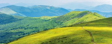 bulutlu yaz öğlen dağ panorama