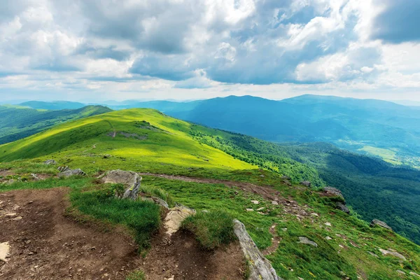 Horská krajina na oblačné letní poledne — Stock fotografie