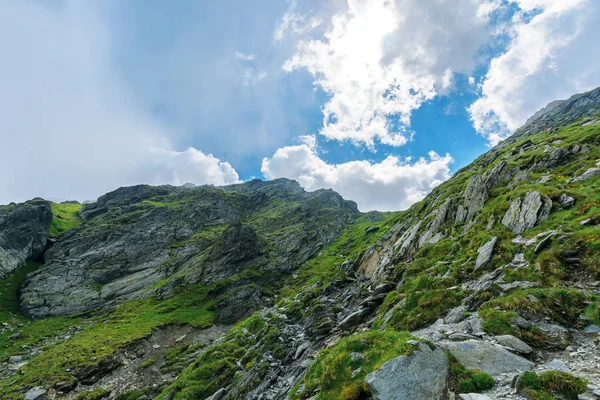 Senderismo cuesta arriba laderas rocosas de las montañas fagaras —  Fotos de Stock