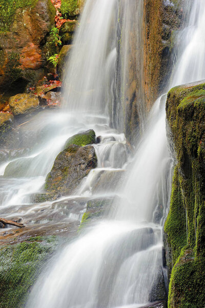 ручьи и каскады водопада
