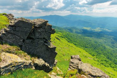 çimenli tepelerde büyük kayalık oluşumlar