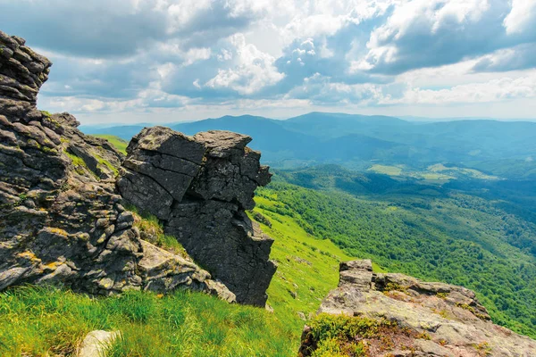 Huge boulders in valley on top of mountain ridge — Stock Photo, Image