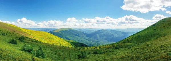 Paisaje panorámico de montaña en verano —  Fotos de Stock