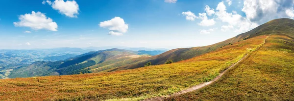 Panorama över ett fjäll landskap på en solig dag — Stockfoto