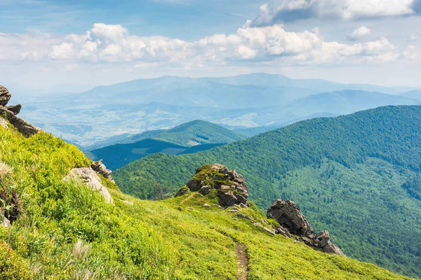 Atemberaubende Aussicht von der Spitze eines Berges — Stockfoto