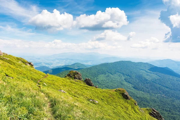 Bir dağın tepesinden inanılmaz görünümü — Stok fotoğraf