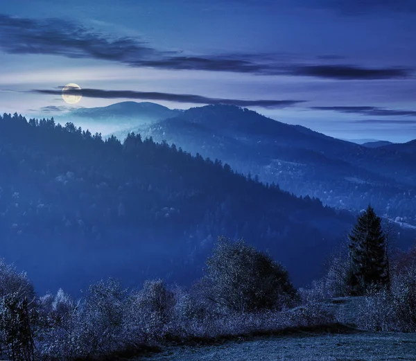 Geceleri dağlarda güzel kırsal — Stok fotoğraf