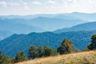 uzak dağ sırtına güzel görünümü