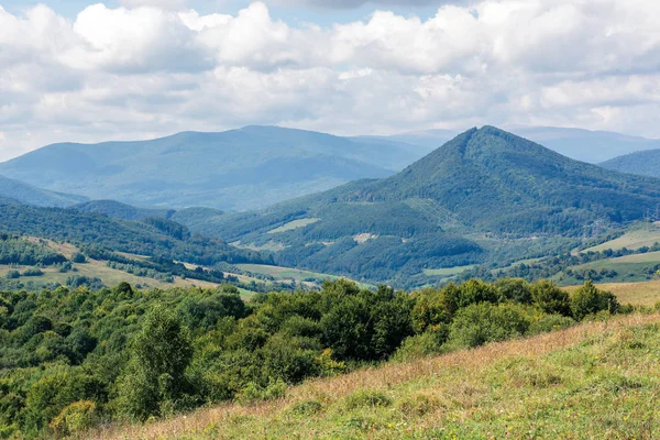 Hornatá krajina na začátku podzimu — Stock fotografie