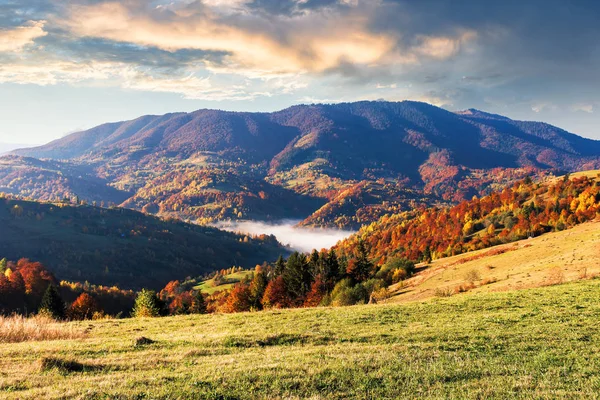 Belo outono paisagem matinal nas montanhas — Fotografia de Stock