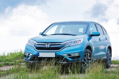 dağlarda asfalt bir platform üzerinde honda crv